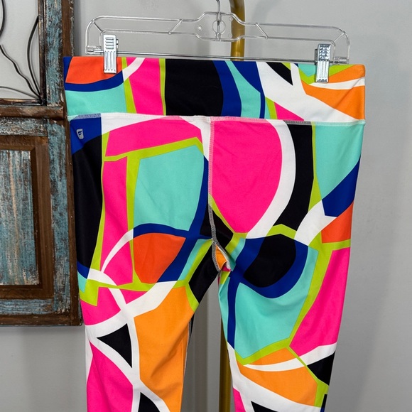 Fabletics Multicolor Geometric Capri Leggings NEW L - Picture 6 of 12